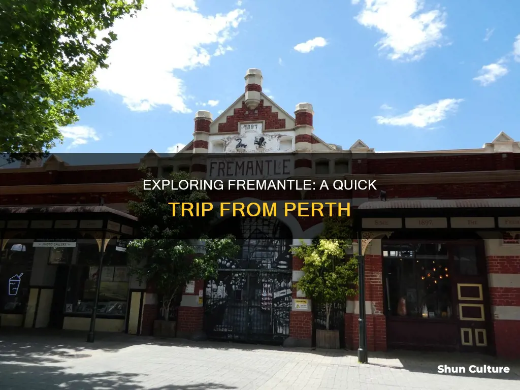 how far is fremantle from perth australia