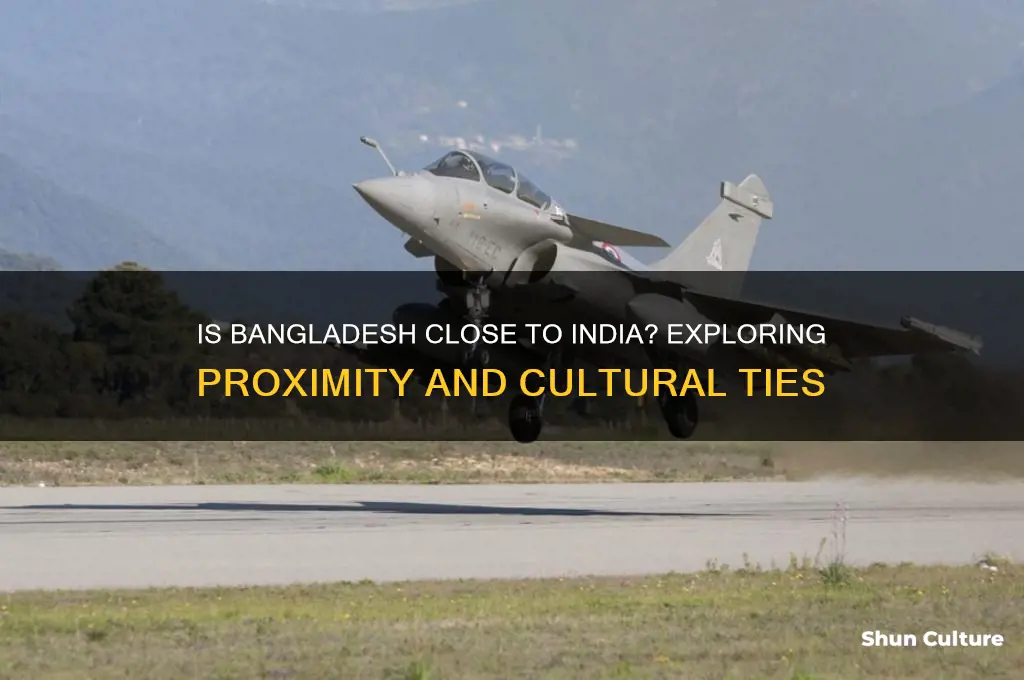 is bangladesh close to india