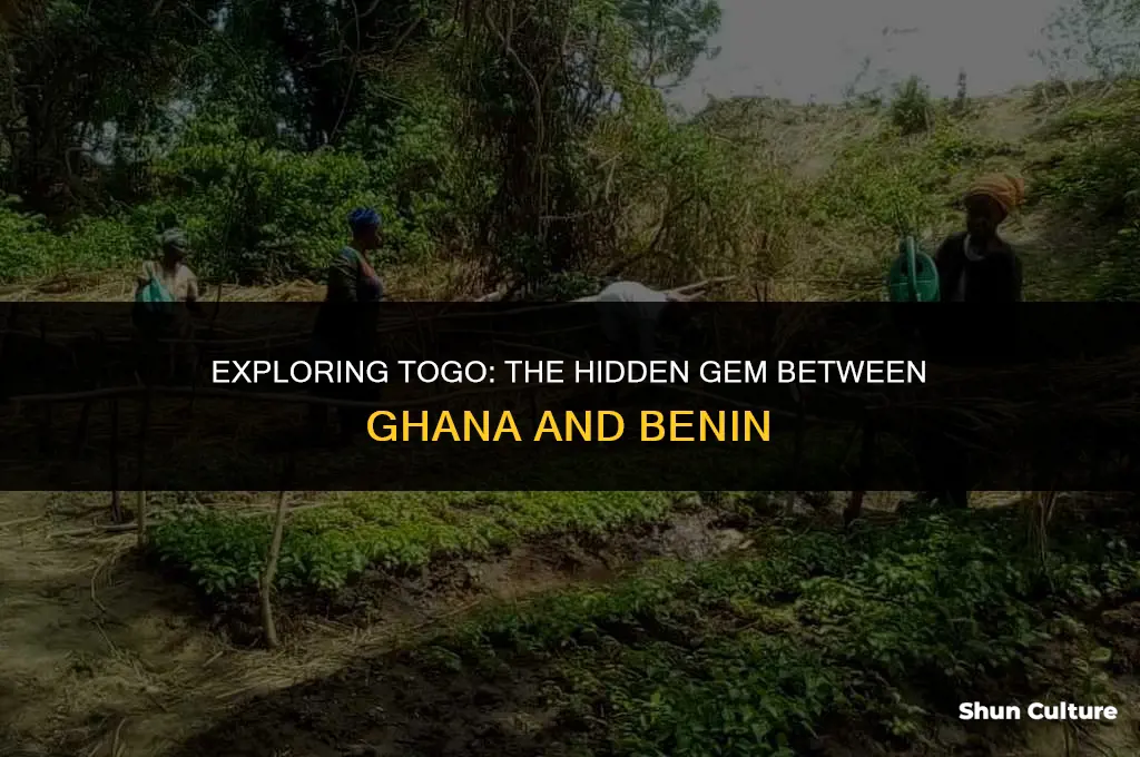 what country is sandwiched between ghana and benin