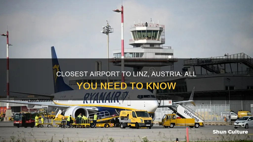 what is the closest sirport to linz austria