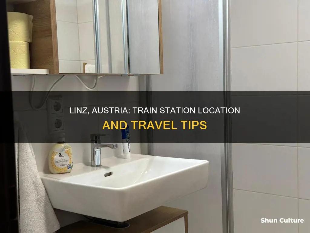 where is the train station in linz austria